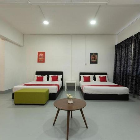 Oyo 43993 Madsuite Kota Kinabalu Exteriör bild