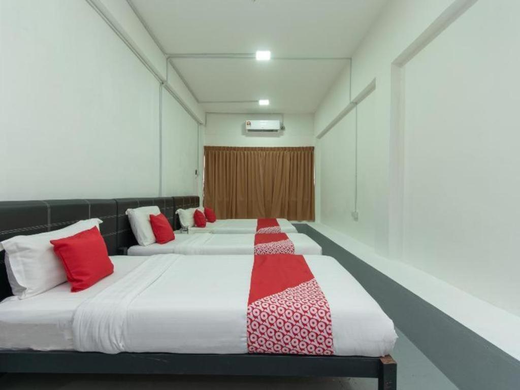 Oyo 43993 Madsuite Kota Kinabalu Exteriör bild