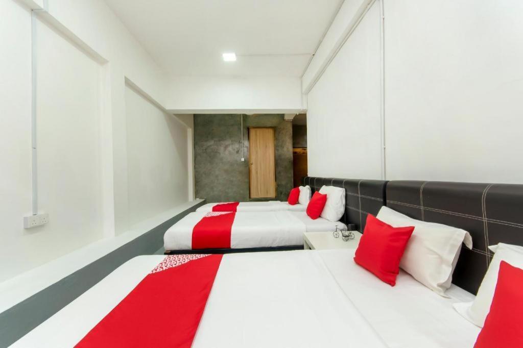 Oyo 43993 Madsuite Kota Kinabalu Exteriör bild