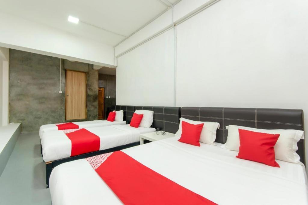 Oyo 43993 Madsuite Kota Kinabalu Exteriör bild