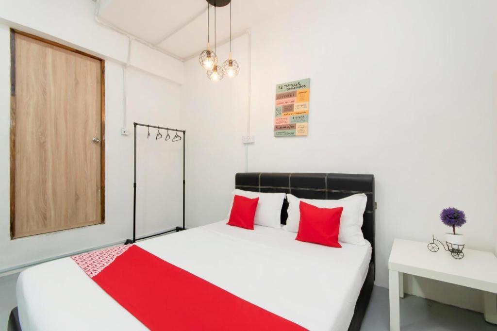 Oyo 43993 Madsuite Kota Kinabalu Exteriör bild