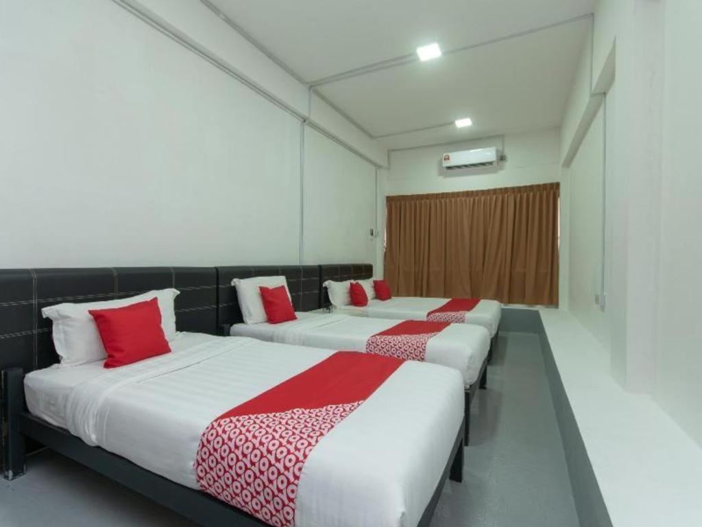 Oyo 43993 Madsuite Kota Kinabalu Exteriör bild