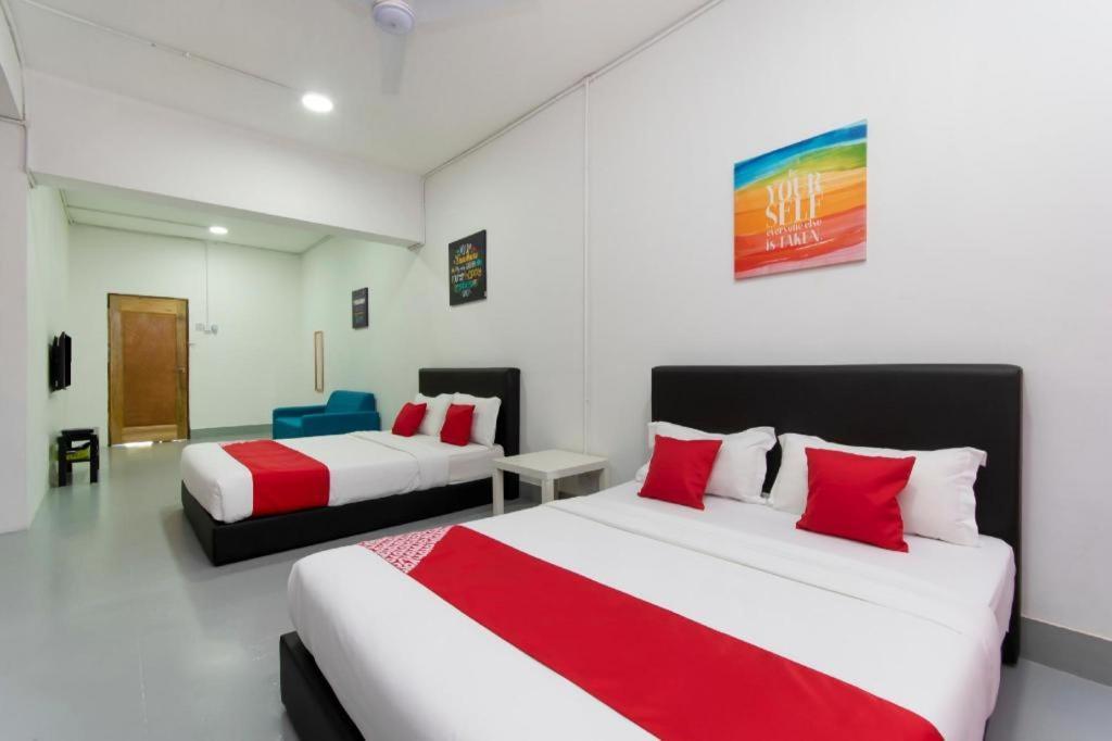 Oyo 43993 Madsuite Kota Kinabalu Exteriör bild