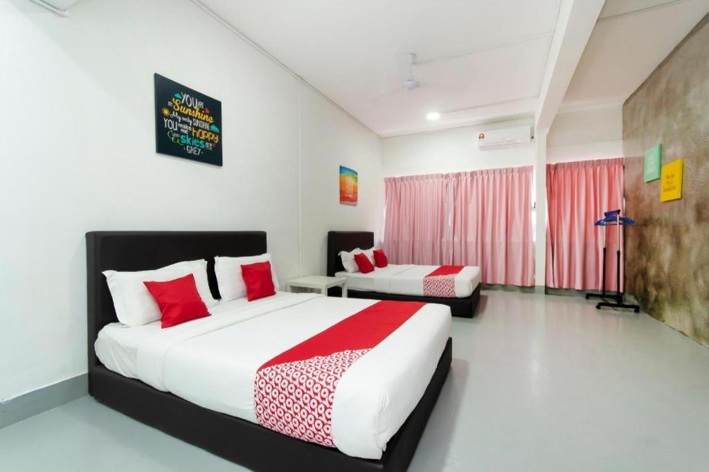Oyo 43993 Madsuite Kota Kinabalu Exteriör bild