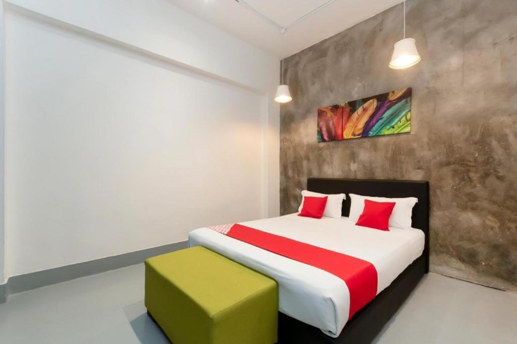 Oyo 43993 Madsuite Kota Kinabalu Exteriör bild
