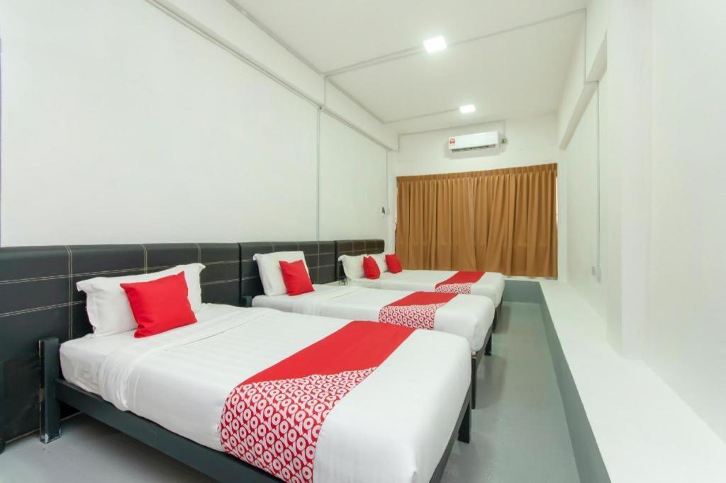 Oyo 43993 Madsuite Kota Kinabalu Exteriör bild