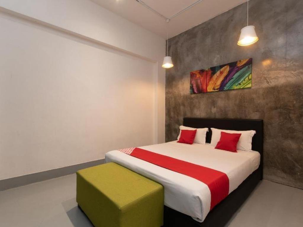 Oyo 43993 Madsuite Kota Kinabalu Exteriör bild