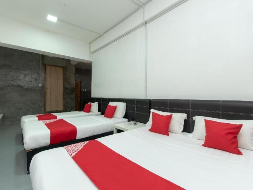 Oyo 43993 Madsuite Kota Kinabalu Exteriör bild