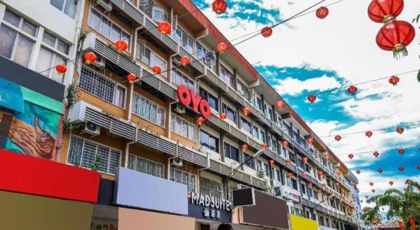 Oyo 43993 Madsuite Kota Kinabalu Exteriör bild