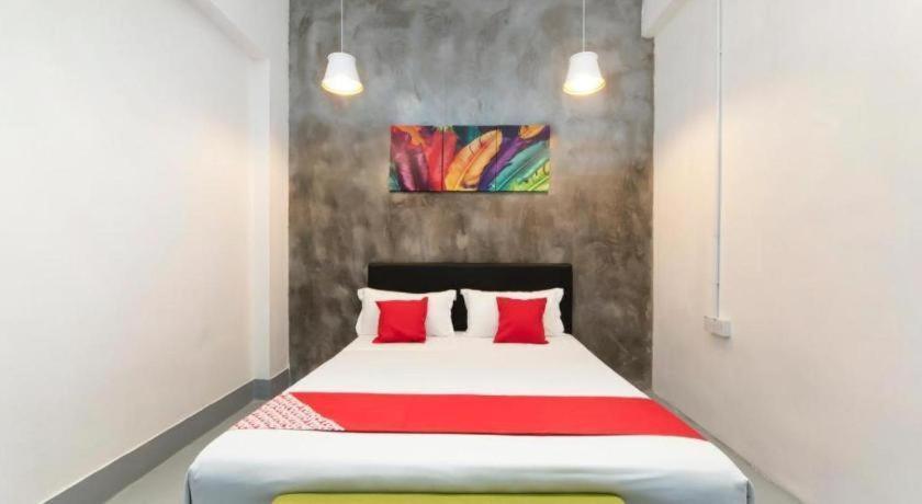 Oyo 43993 Madsuite Kota Kinabalu Exteriör bild