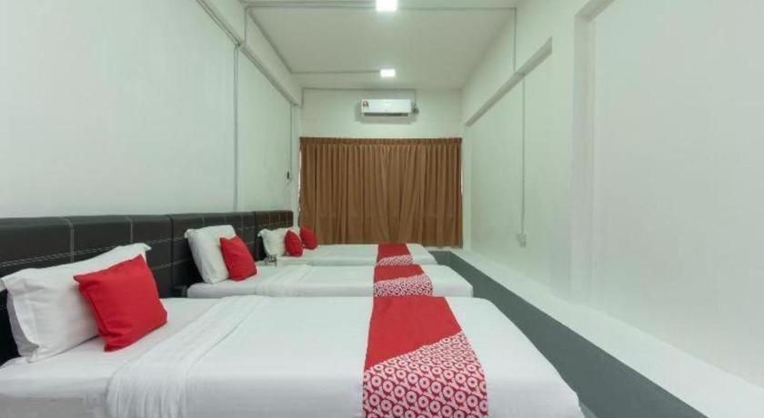 Oyo 43993 Madsuite Kota Kinabalu Exteriör bild