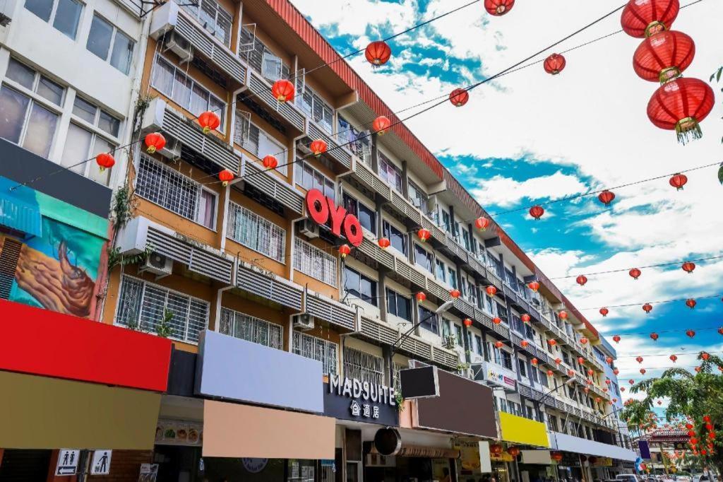 Oyo 43993 Madsuite Kota Kinabalu Exteriör bild
